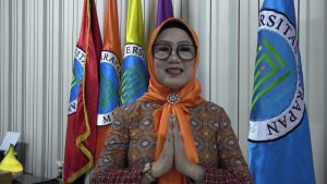 Dr Hj Emmy Erwina MA - Rektor Universitas Harapan Medan