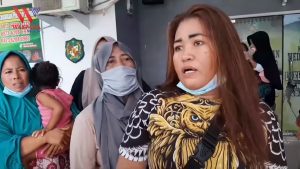 Emak-emak demo kantor Camat Medan Marelan minta portal jalan dibuka