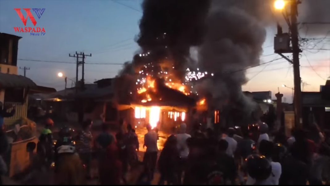 Kebakaran rumah di Bagan Deli Medan Belawan - r2