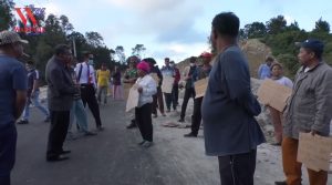 Warga Desa Lumban Julu demo ganti rugi tanah jalan ringroad.