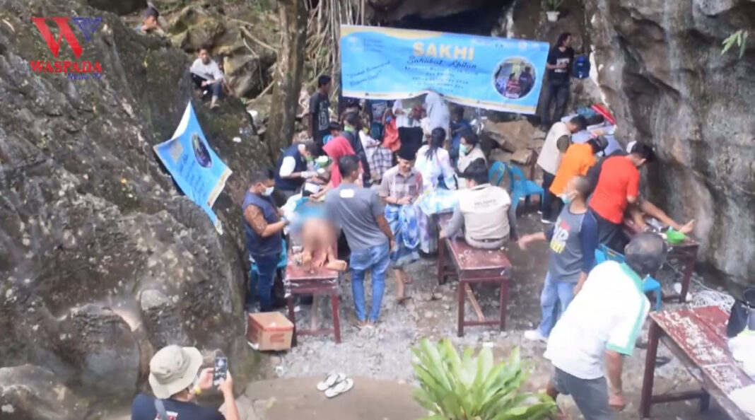 Khitanan Massal Di Bebatuan Bukit Lawang