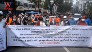 Seribuan warga Komite Rakyat Bersatu berdemo di depan Kantor Gubsu