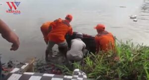 Sesosok jasad pria mengambang di pinggiran sungai