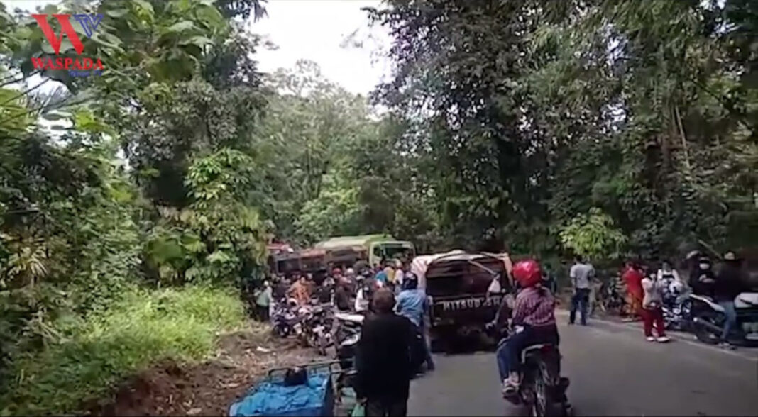 Truck Angkut Batu Koral Terbalik Di Jalan Lintas Sumatera Medan - Brastagi