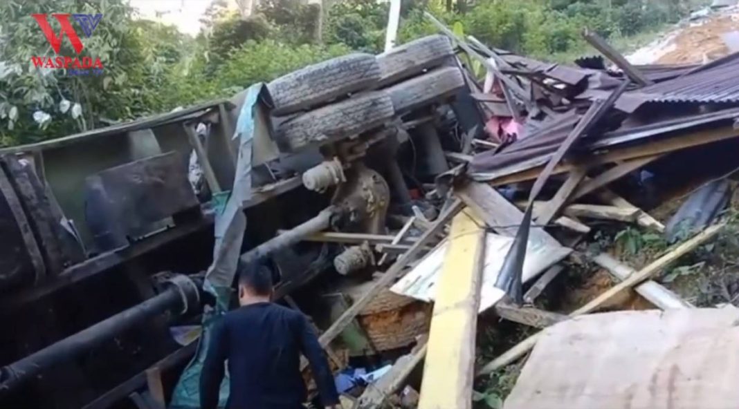 Truk seruduk rumah lalu terjun ke jurang