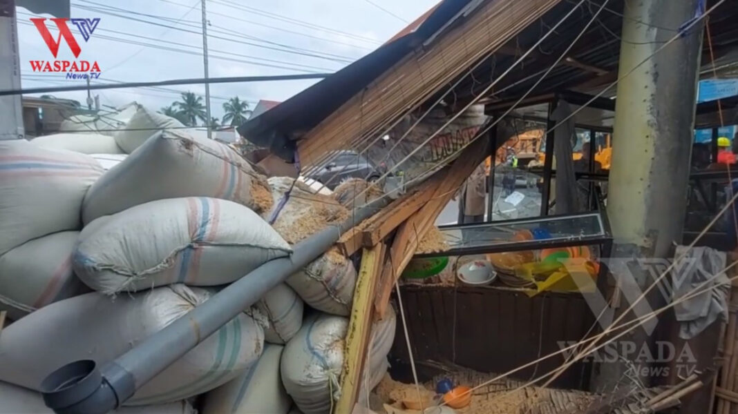 Aksi Kebut-Kebutan Truk Pengangkut Sekam Terguling