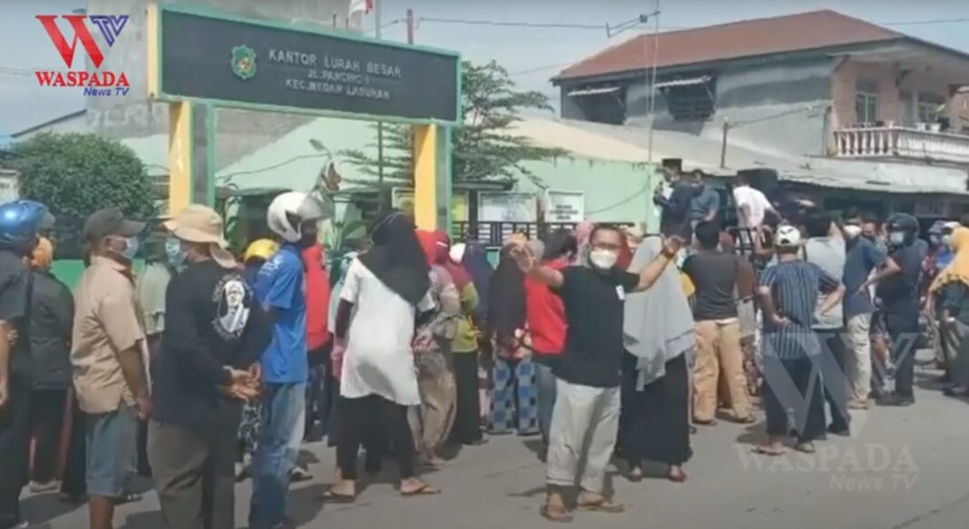 Portal Jalan Akan Dibongkar Warga Demo Kantor Lurah