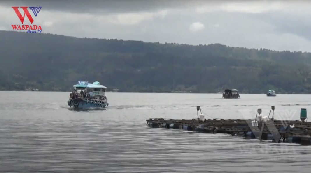 Kapal Kayu Pengangkut Wisatawan Dan Sepeda Motor Ke Pulau Samosir