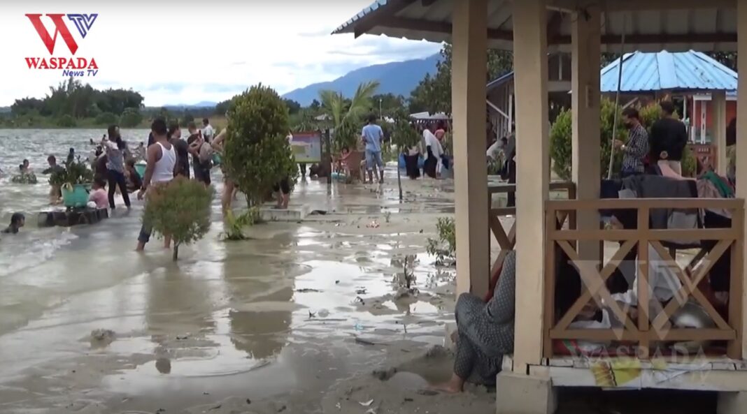 Pantai Pasir Putih Porsea Dipadati Ribuan Wisatawan