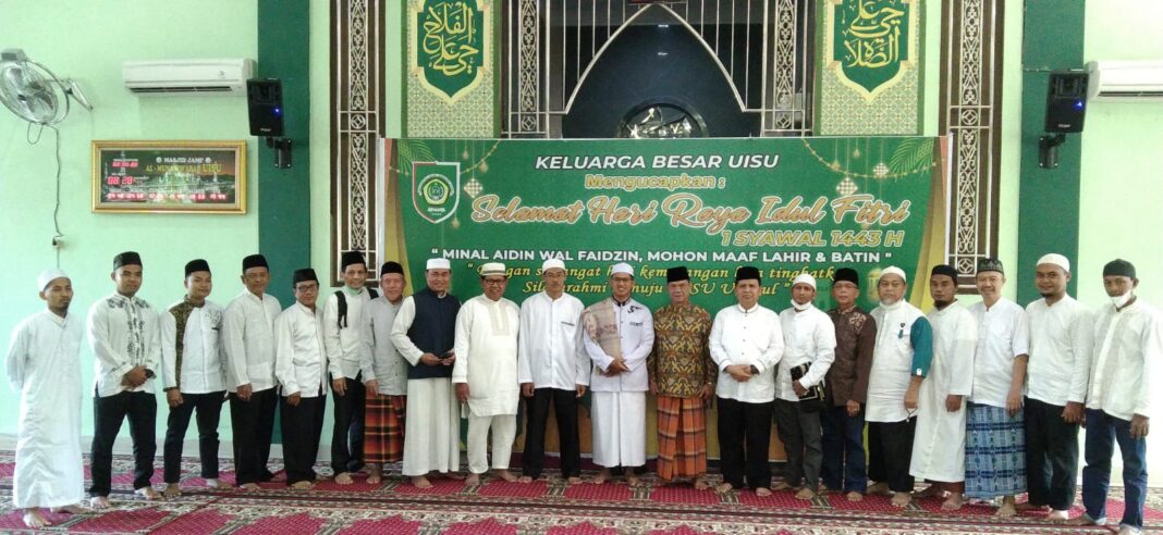 FOTO bersama Panitia Sholat Id 1443 H Mesjid Al Munawarah UISU dengan Khatib Ustadz M Yunus Sinaga SPd.