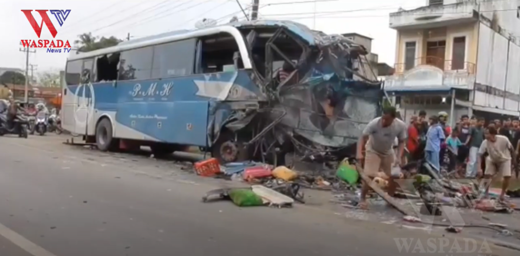 Bus PMH Kontra PMS Di Labusel 7 Penumpang Meninggal