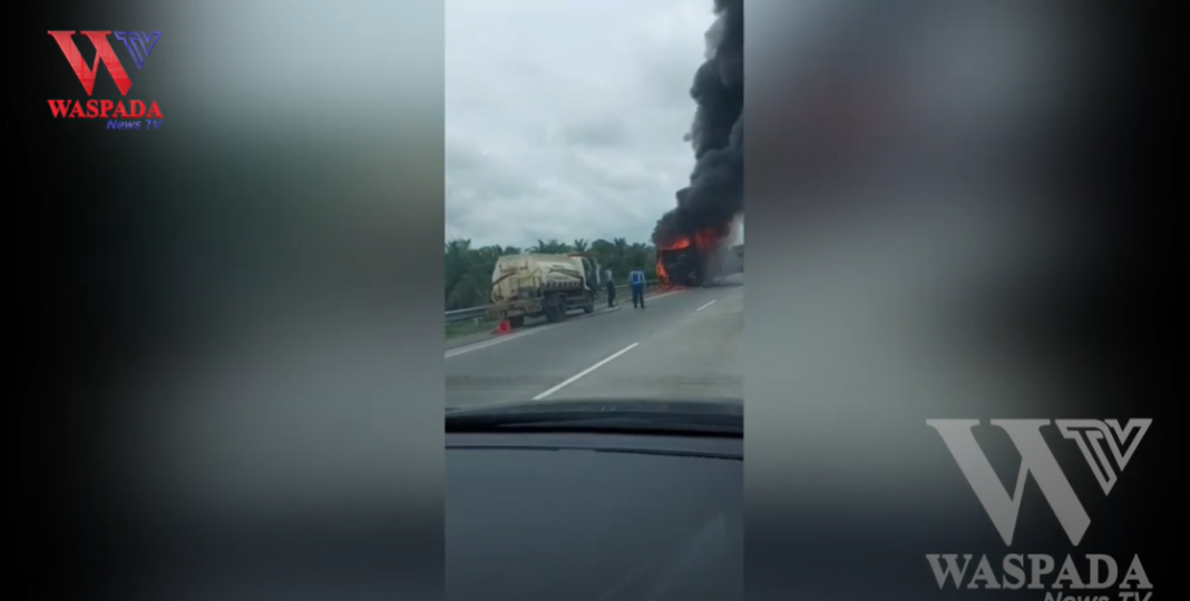 Bus Terbakar ‼️ Di Ruas Jalan Tol