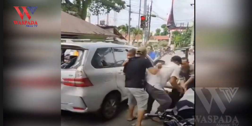 Dituduh Tabrak Lari Mobil Dirusak Pengendara Dianaya Warga