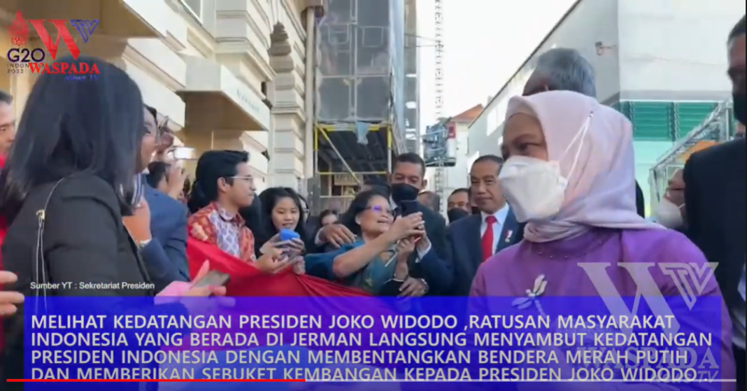 Masyarakat Indonesia Menyambut Kedatangan Presiden Jokowi