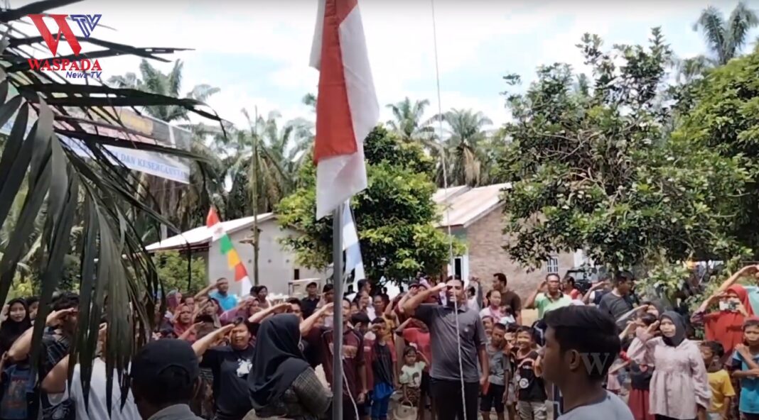 Protes Jalan Rusak ‼️ Warga Upacara Bendera Di Jalan Berlumpur