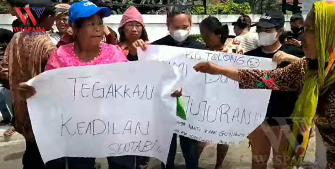 Tolak Hasil Pilkades Warga Desa Garungang Demo Kantor Camat