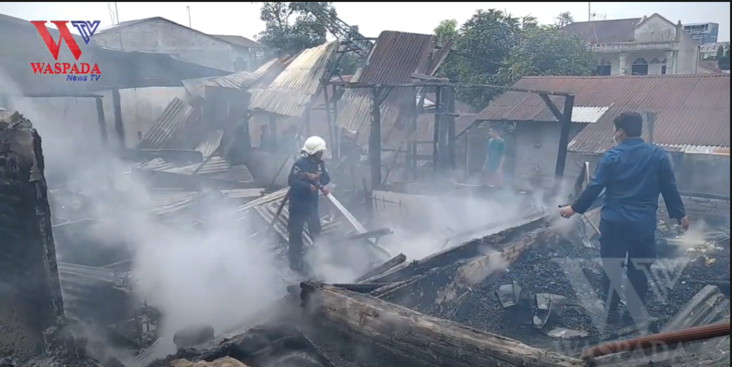 Pemukiman Padat Penduduk Di Medan Amplas Terbakar