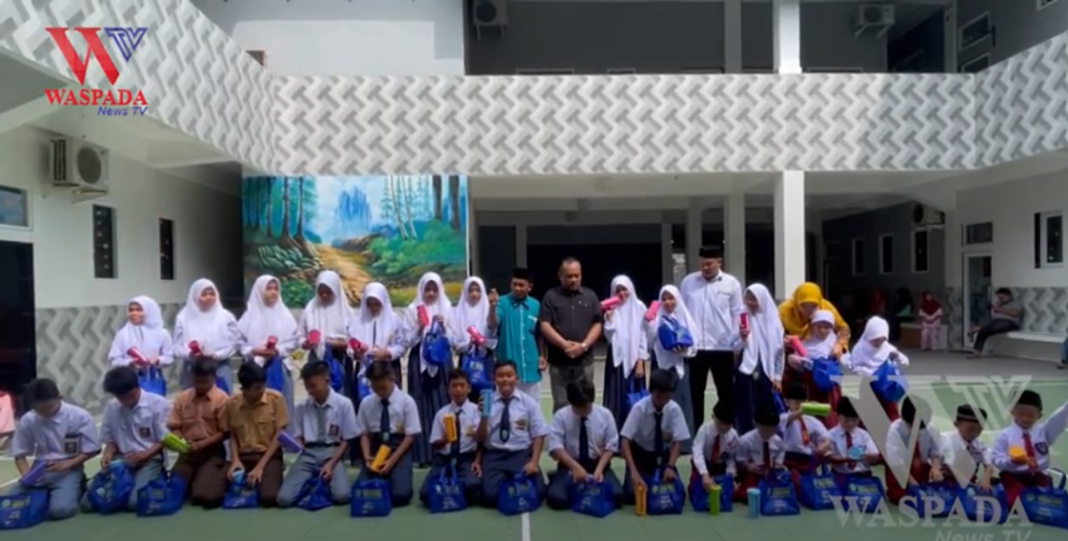 Yayasan Perguruan Kesatria Bagikan Tempat Bekal Tupperware Ke Ratusan Siswa Baru