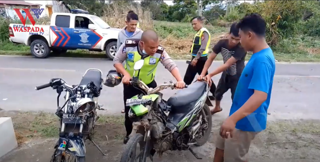 Laka Lantas Dua Sepeda Motor Saling Tabrak Pengendara Kritis