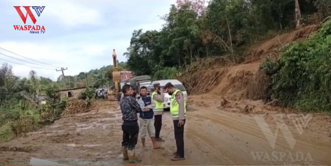 Tebing Longsor Putus Akses Jalan Lintas Sumatera Medan - Toba