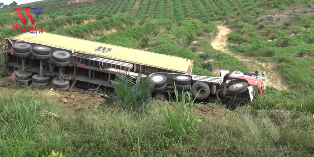 Truk Trailer Angkut Peti Kemas Terjun Ke Jurang Di Jalan Lintas Sumatera