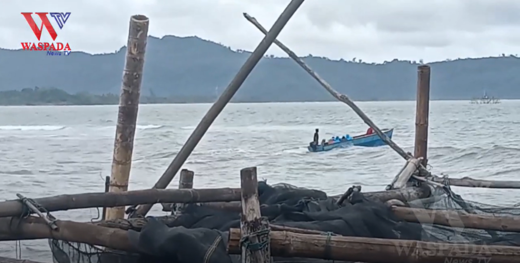 Gelombang Tinggi Landa Pantai Barat Sumatera