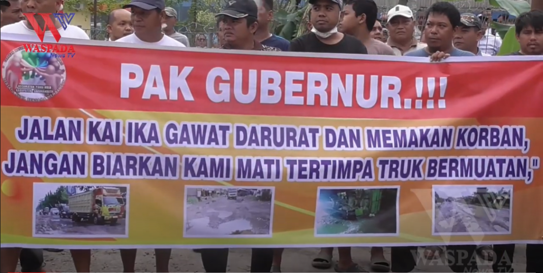 Jalan Rusak Tidak Kunjung Diperbaiki Ratusan Warga Tanam Pohon Di Badan Jalan