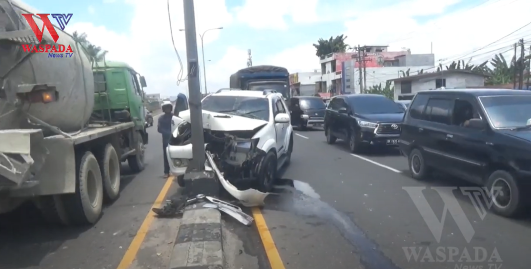 Mengantuk Saat Mengemudi Tabrak Tiang Lampu Jalan Fly Over