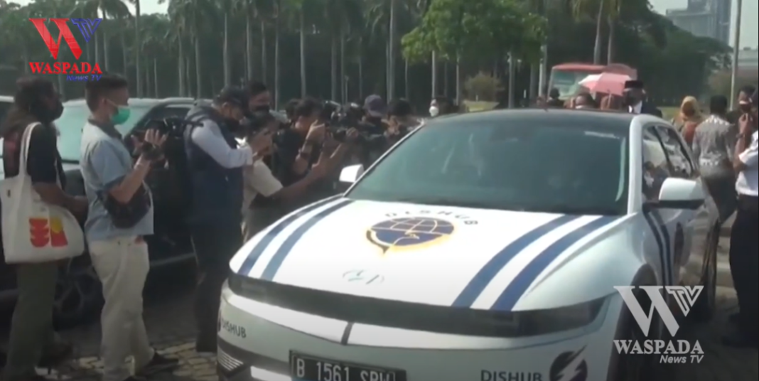 Wakil Gubernur DKI Jakarta Menjajal Mobil Bertenaga Listrik Di Monas