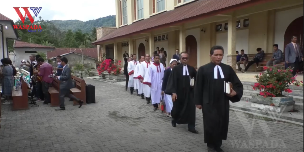 Dampak Gempa Jemaat Gereja Lakukan Kebaktian Di Luar Gedung Gereja