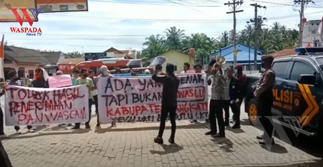 Puluhan Mahasiswa Demo Bawaslu Tuntut Ketransparanan Proses Seleksi Panwascam