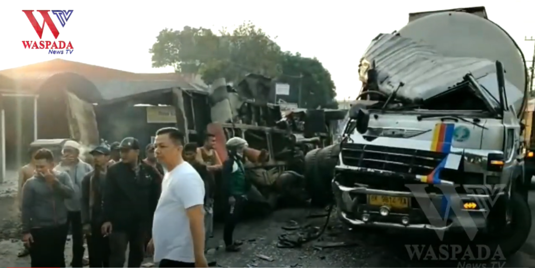 Truk Tangki Tabrak Dump Truk Di Jalinsum Akibat Pengemudi Ngantuk