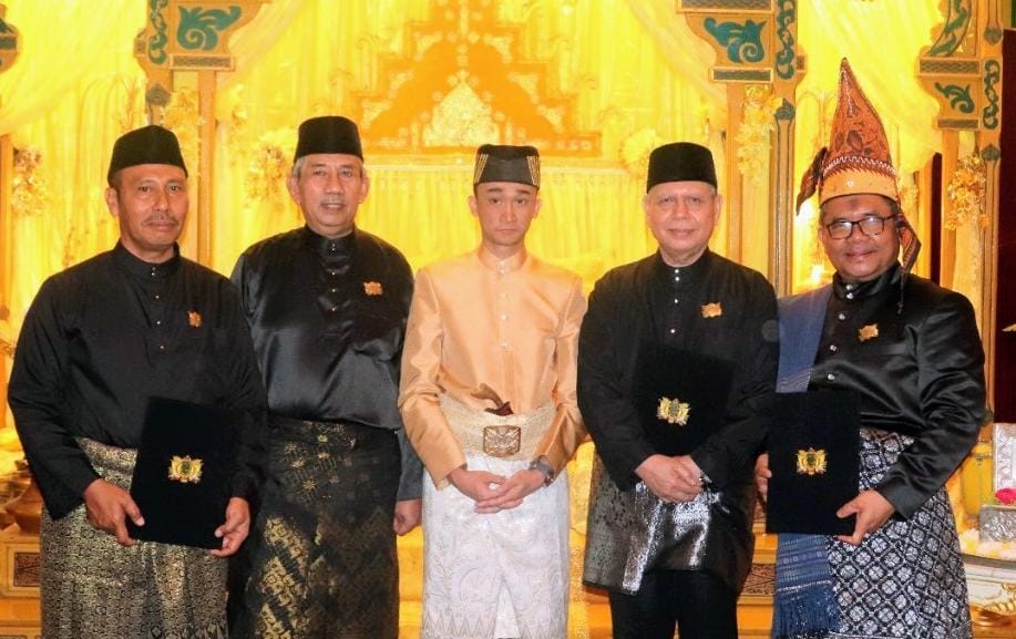 Ketua Umum Dan Tiga Pengurus Yayasan Universitas Islam Sumatera Utara (UISU) Mendapat Limpahan Kurnia Gelar Dari Kesultanan Deli