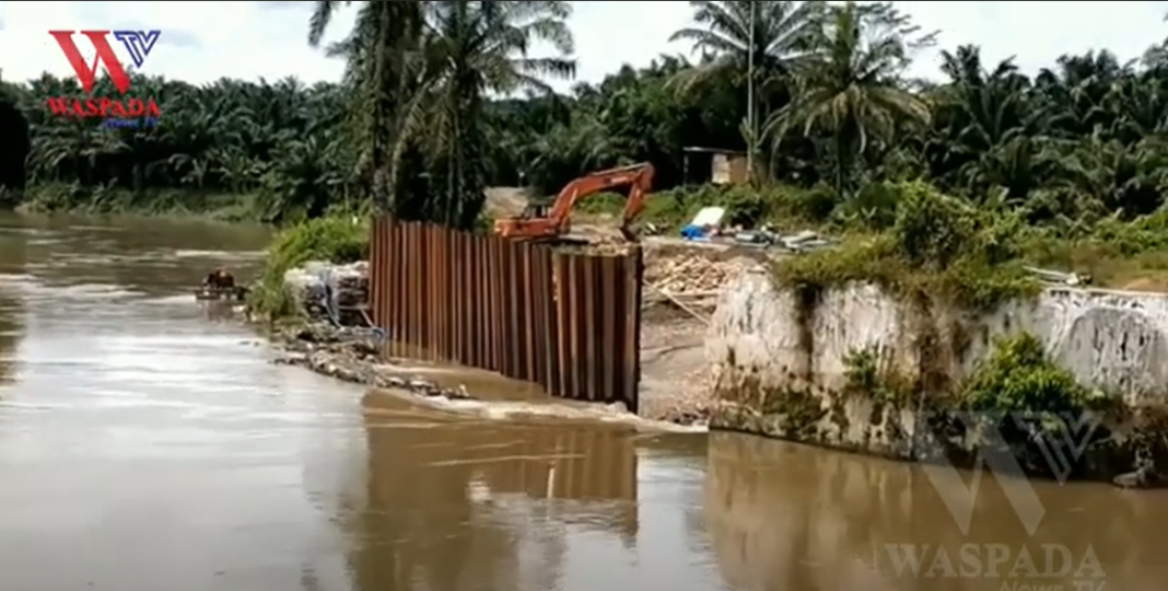 Dinding Bendungan Penahan Air Sungai Bingei Jebol
