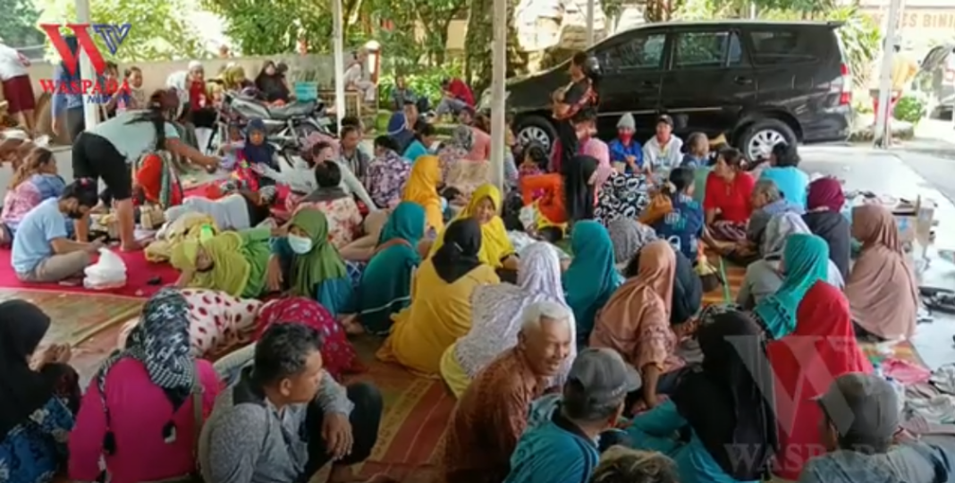 Pasca Bentrok Warga Kelompok Tani Mekar Jaya Nginap Di halaman Mako Polres Binjai