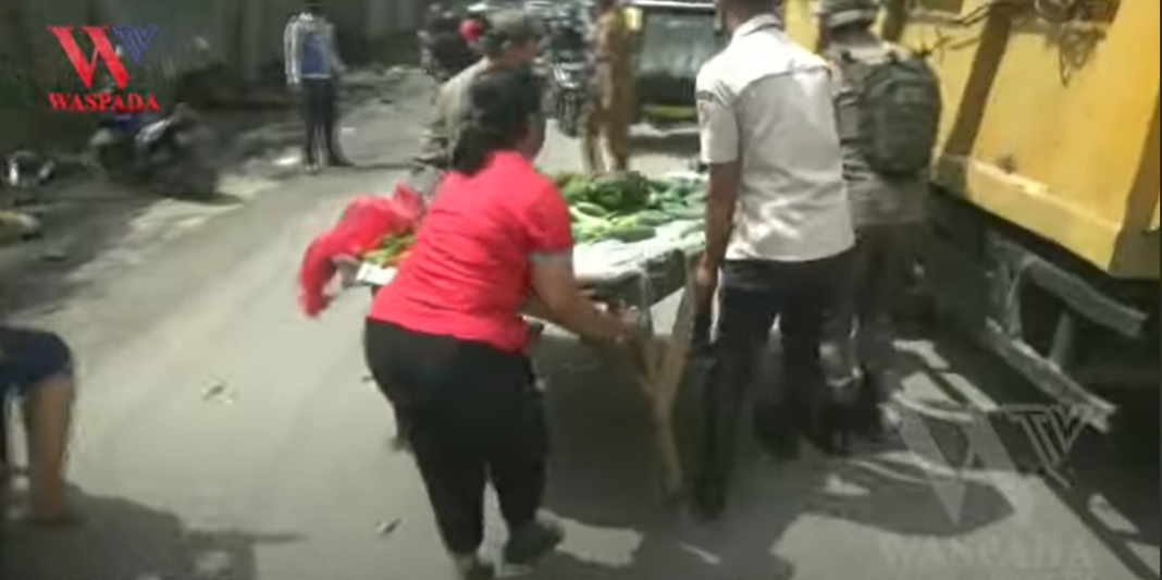 Penertiban Pedagang Kaki Lima Di Deli Serdang Saling Tarik Meja Dagangan