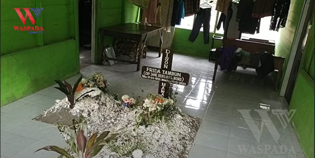 Jasad Ibu Dari Warga Tanah Toba Dikubur Dalam Rumah