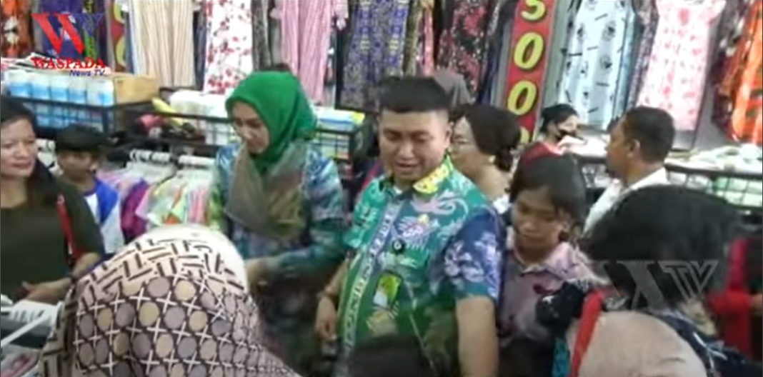 Ratusan Anak Kurang Mampu Di Labuhanbatu Utara Dibawa Ke Toko Baju