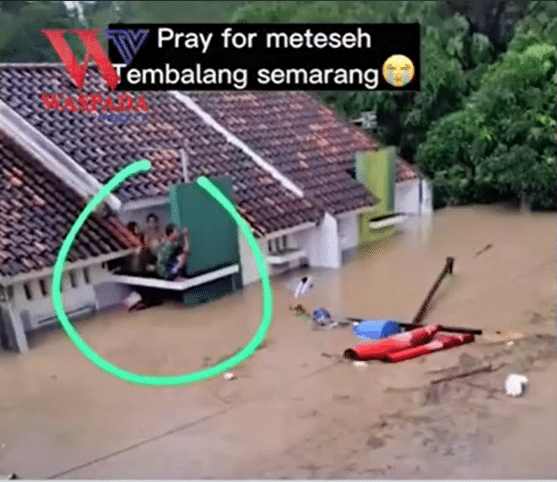 Banjir Tembalang Semarang Warga Naik Ke Atap Rumah