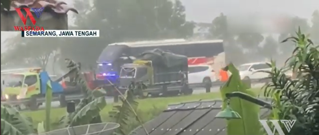 Kecelakaan Beruntun Di Tol Bawen - Ungaran Kilometer 431