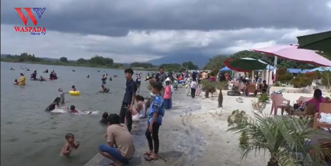 Pantai Pasir Putih Porsea Kabupaten Toba Ramai Dikunjungi Wisatawan