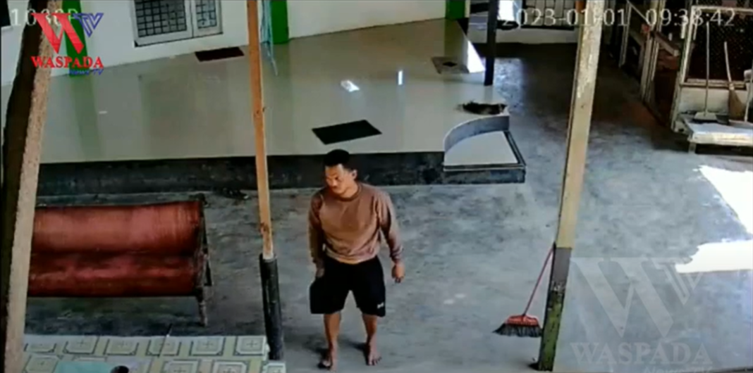 Pencurian Kotak Infaq Terekam CCTV Viral Di Media Sosial