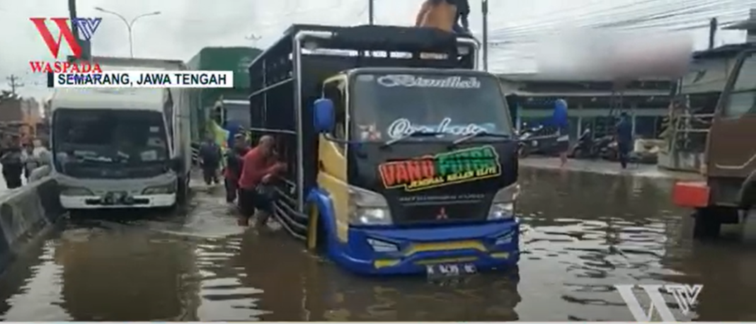 Semarang Banjir Banyak Kendaraan Yang Mogok