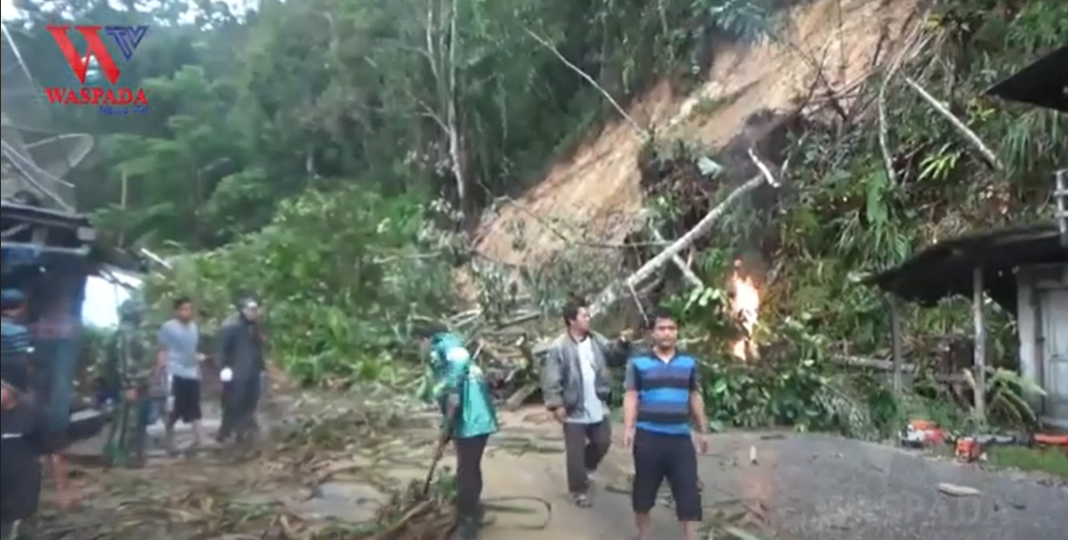 Jalan Penghubung Tarutung - Sibolga Tertimbun Longsor