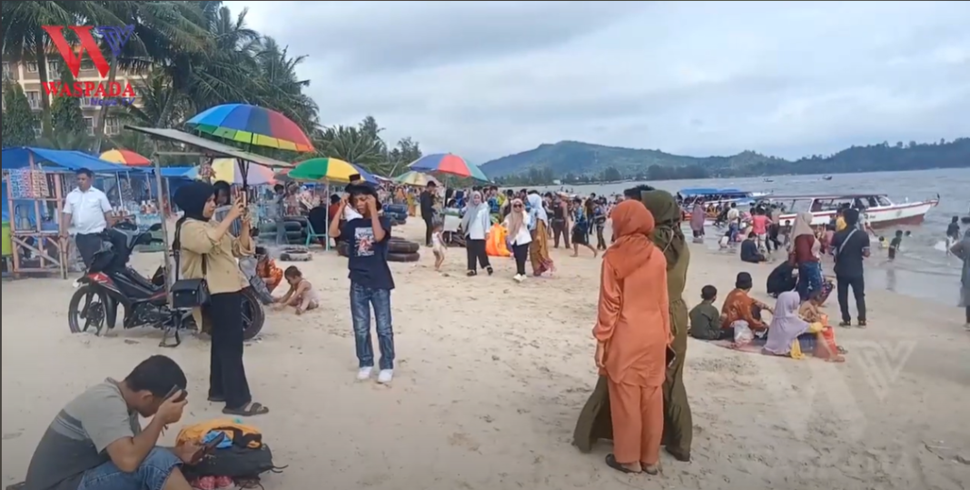 Pantai Pandan Dipenuhi Pengunjung