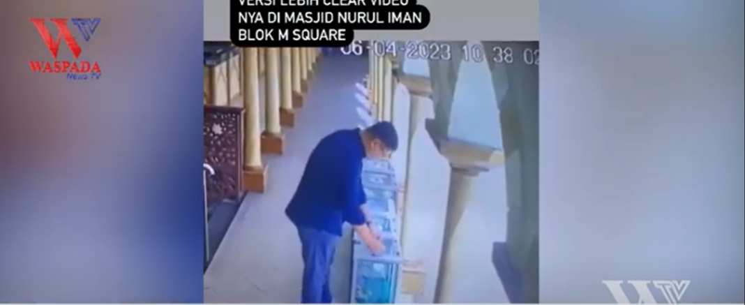 Seorang Pria Ganti Kode QR Kotak Amal, Masjid Nurul Iman Blok M Square Jakarta Selatan