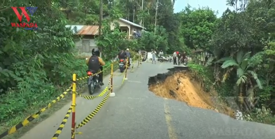 Jalinsum Tarutung - Sibolga Amblas Sepanjang 15 Meter