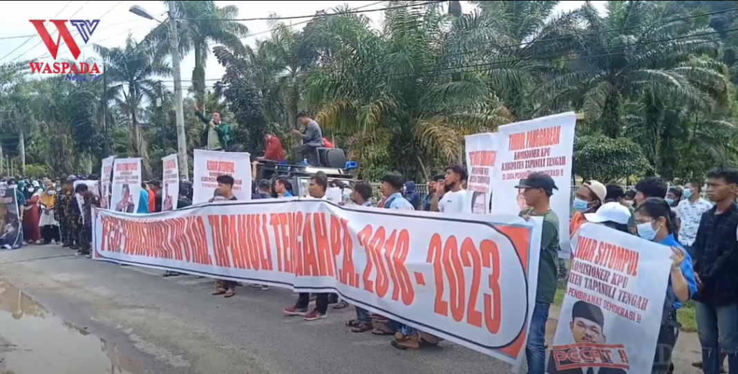 Ratusan Massa Aliansi Suara Pemuda Revolusioner Demo Kantor Bawaslu Tapteng