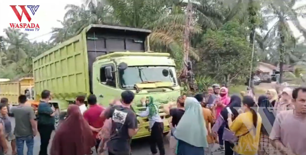 Tolak PMKS Beroperasi Puluhan Emak-emak Hadang Truk Sawit