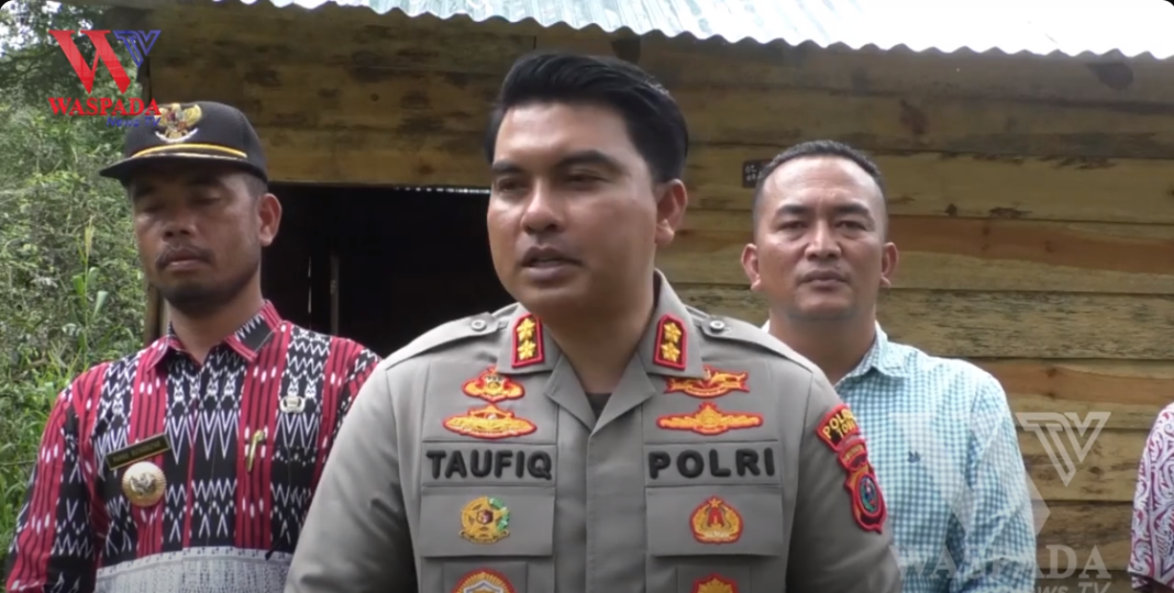 Kapolres Toba Taufiq Hidayah Bantu Bedah Rumah Warga